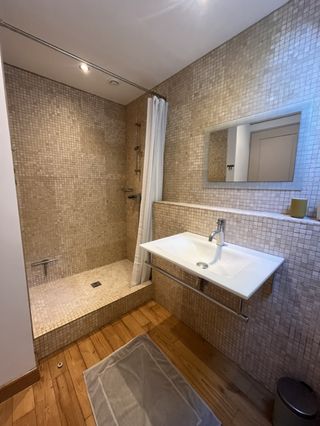 Côté douche à l'italienne dans la salle d'eau privative et complète de la chambre parentale à Le Coux-et-Bigaroque