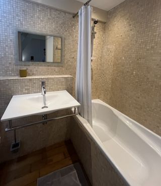 Espace baignoire dans la salle de bains privative de la seconde chambre en Dordogne
