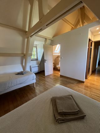 Deuxième chambre du gîte sous charpente avec lits jumeaux et parquet en Périgord Noir