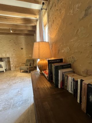 Meuble en bois massif et coin bibliothèque avec guides touristiques sur le Périgord dans notre gîte près de Sarlat
