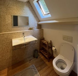 Coin vasque et WC intégrés dans la salle d'eau de la suite parentale au gîte de charme près de Sarlat