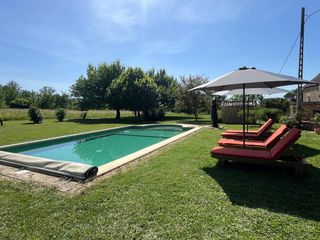 Espace détente au bord de la piscine avec transats confortables près de Sarlat et la Vallée de la Dordogne