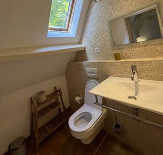 Coin WC suspendus et vasque sous Velux, intégrés à la salle de bains de la chambre 2 à Le Coux-et-Bigaroque
