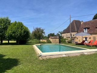 Jardin et grande piscine privée au calme du gîte Lou Cantou à Le Coux-et-Bigaroque en Périgord Noir