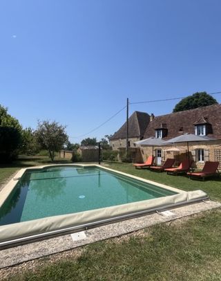 Piscine extérieure du gîte de charme Lou Cantou au Coux-et-Bigaroque en Périgord Noir, entourée par la nature.