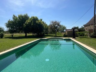 Bassin de piscine rafraîchissant bordé de verdure dans une location de vacances en Périgord Noir